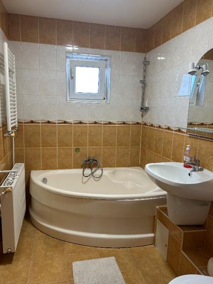 Apartament cu 3 camere decomandat, mobilat în Central