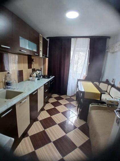 Apartament cu 2 camere decomandat în Micro 12