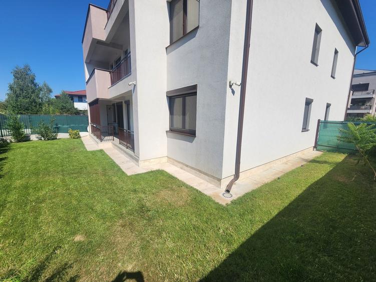 Apartament cu 3 camere semidecomandat în Dămăroaia
