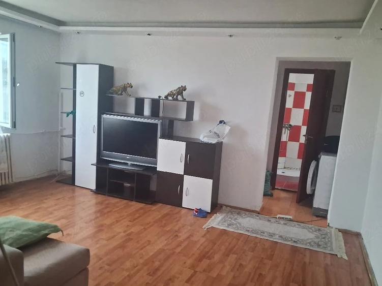 Apartament cu 3 camere semidecomandat în Central