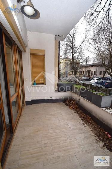 Apartament cu 6 camere decomandat, mobilat în Cotroceni