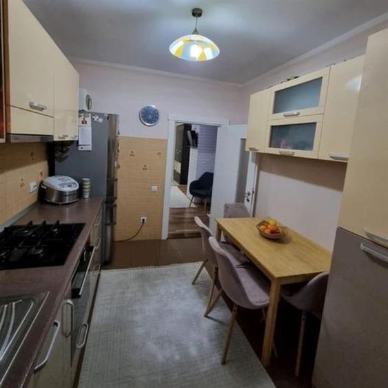 Apartament cu 3 camere semidecomandat, mobilat în George Enescu