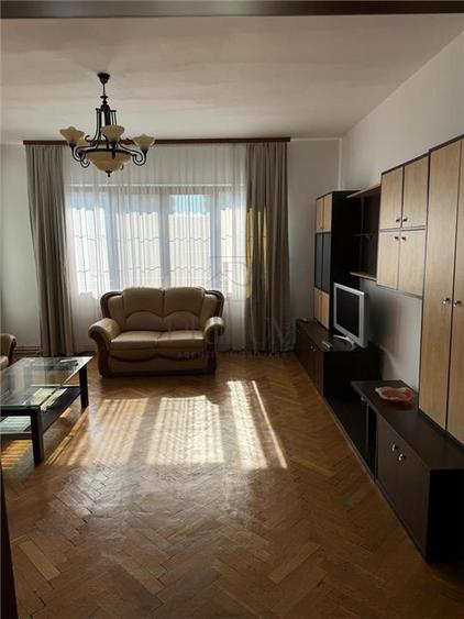 Apartament cu 3 camere decomandat în Medicină