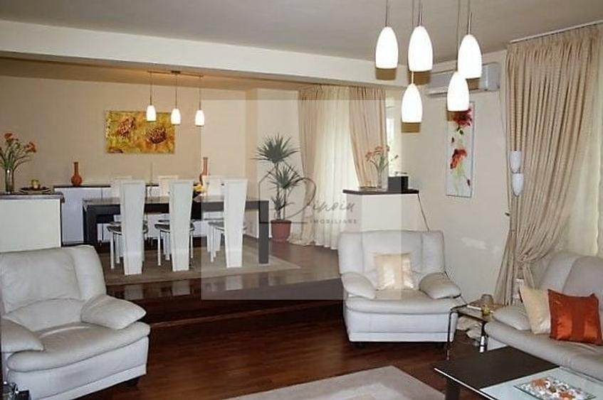 Casă individuală cu 8 camere cu Canalizare în Central