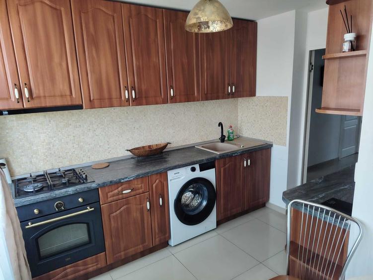 Apartament cu 3 camere decomandat în Alexandriei