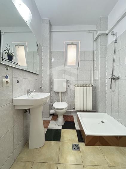 Casă individuală cu 10 camere cu Canalizare în Sud