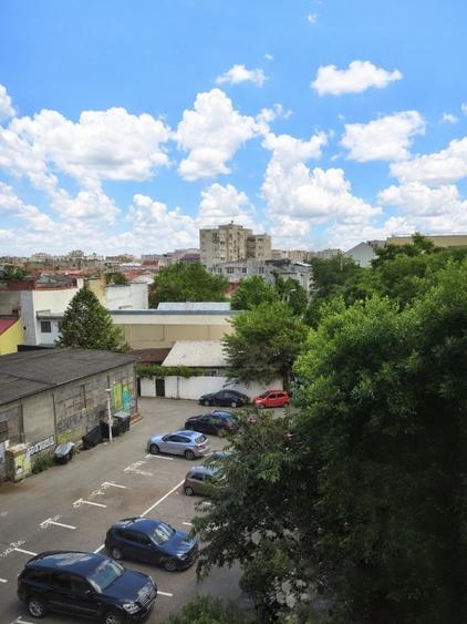 Apartament cu 3 camere semidecomandat, mobilat în Calea Călărașilor