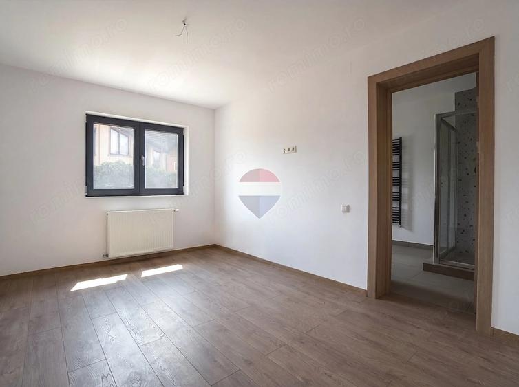 Casă cu 9 camere cu Teren 450 Mp în Cristian