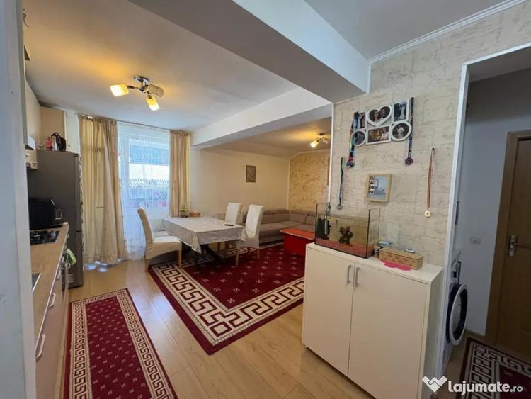 Apartament cu 3 camere semidecomandat în Florești