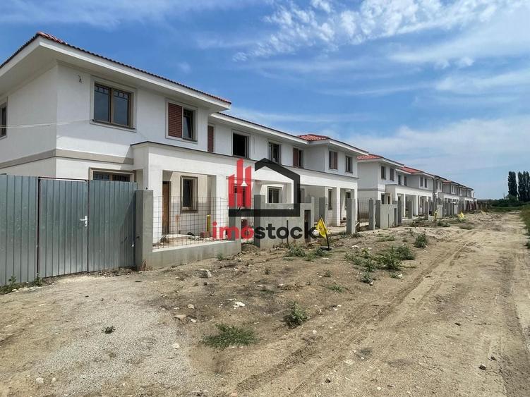 Duplex cu 4 camere cu Canalizare în Lunei