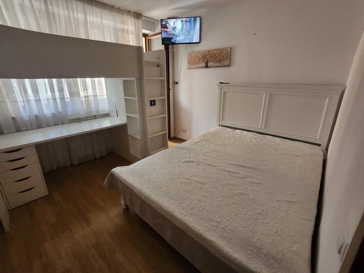 Proprietar, închiriez apartament cu 3 camere, central, mezanin - 3