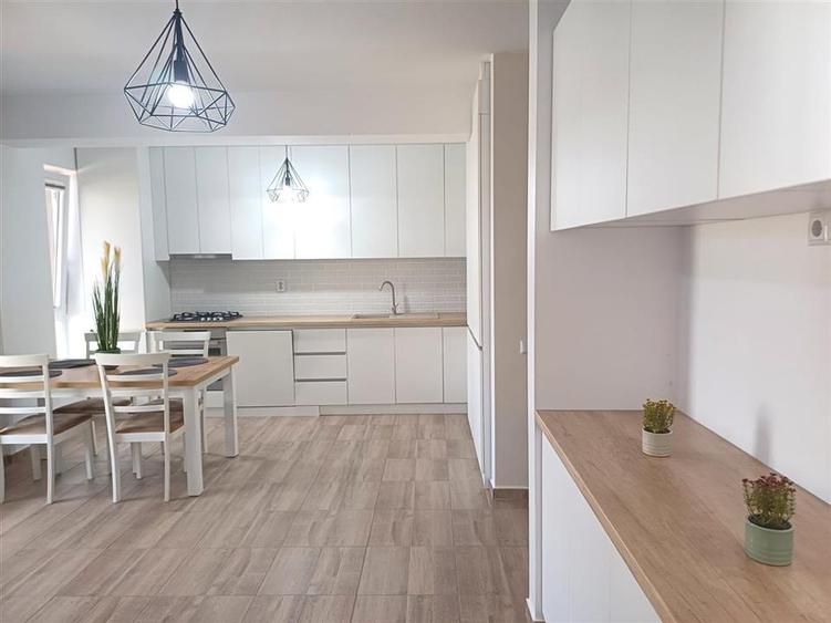 Apartament cu 2 camere decomandat, mobilat în Tractorul