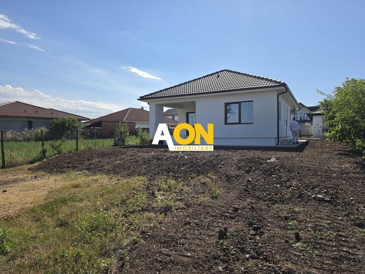 Casă individuală cu 3 camere cu Canalizare în Cetate