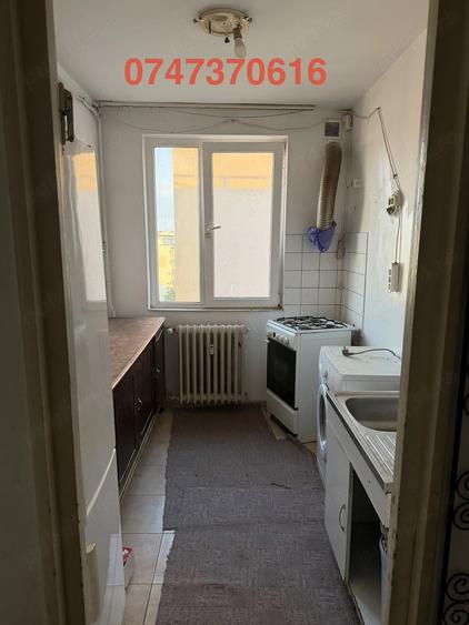 Apartament cu 3 camere semidecomandat în Obor