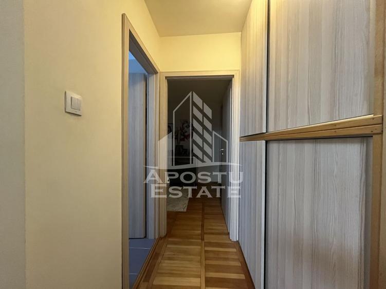 Apartament cu 3 camere semidecomandat, mobilat în Dâmbovița