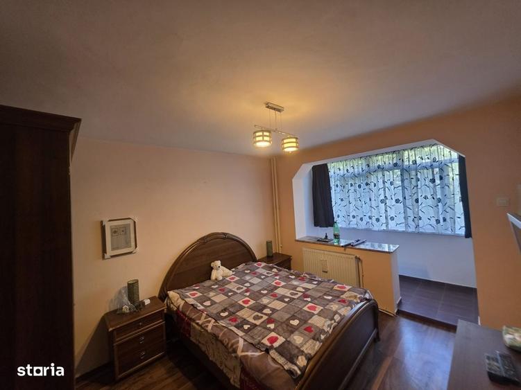 Apartament cu 3 camere decomandat în Cornișa