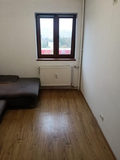 Apartament cu 3 camere semidecomandat, mobilat în Titan