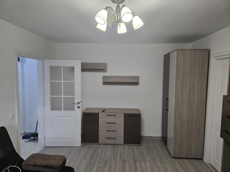 Apartament cu 3 camere semidecomandat în Drumul Carului