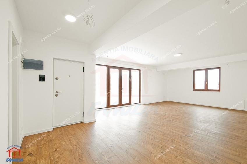 Penthouse cu 3 camere decomandat în Mazepa 1