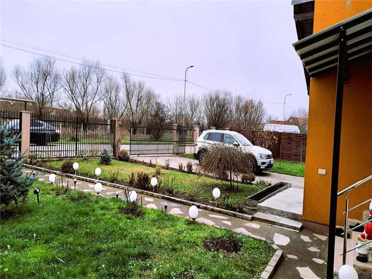 Casă individuală cu 4 camere cu Canalizare în Utvin