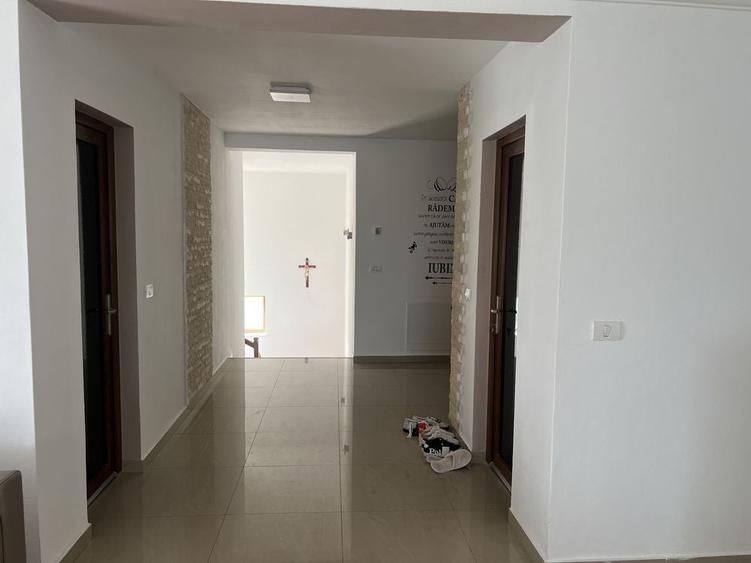 Casă cu 4 camere în Drăgești