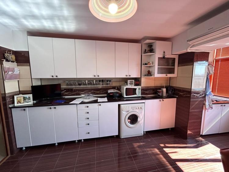 Apartament cu 3 camere decomandat, mobilat în Republicii
