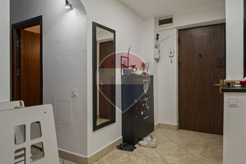 Apartament cu 3 camere semidecomandat, mobilat în Vitan Mall