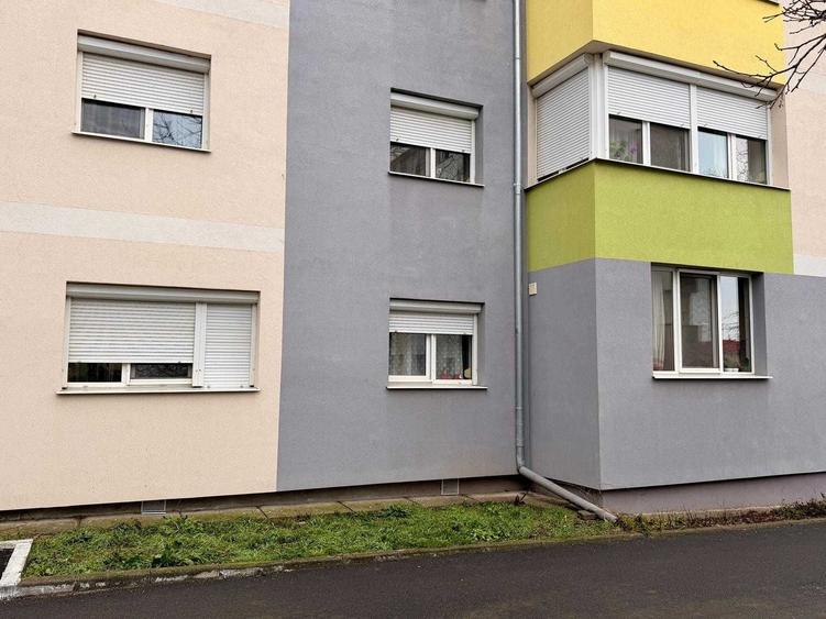 Apartament cu 4 camere decomandat în Sânmartin