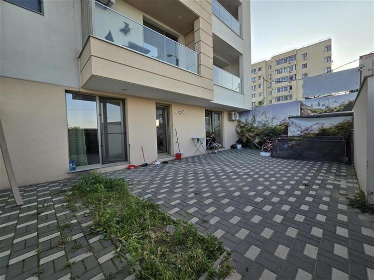 Apartament cu 3 camere semidecomandat în Bucureștii Noi