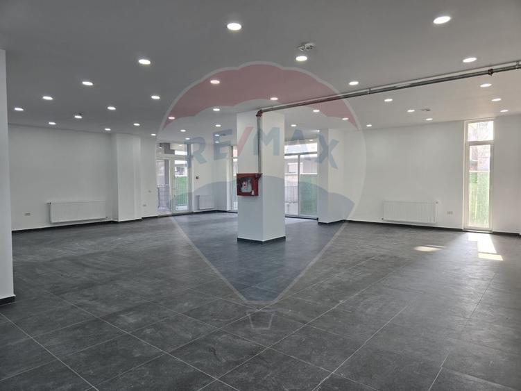 Spațiu comercial, de 400 mp, în Vitan