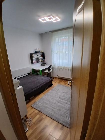 Apartament cu 3 camere semidecomandat în Eroii Revoluției