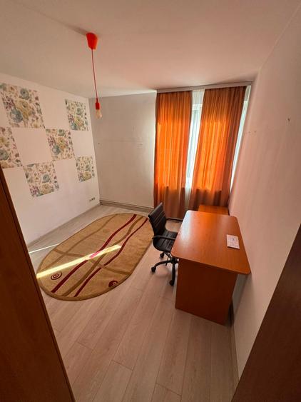 Apartament cu 3 camere semidecomandat în 7 Noiembrie