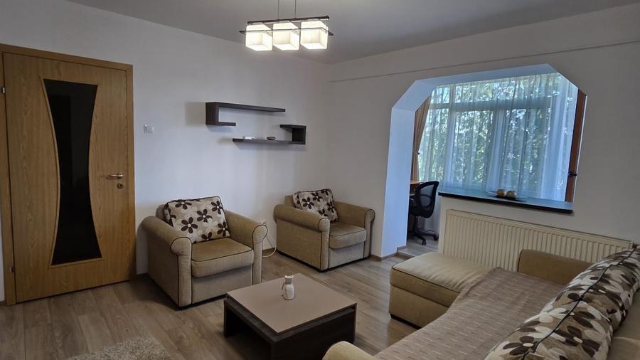 Apartament cu 4 camere semidecomandat, mobilat în Trivale