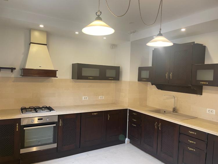 Duplex cu 8 camere cu Canalizare în Iancu Nicolae
