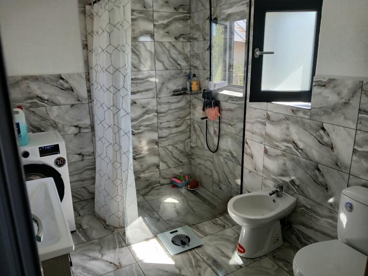 Casă individuală cu 2 camere cu Teren 1568 Mp în Roata de Jos