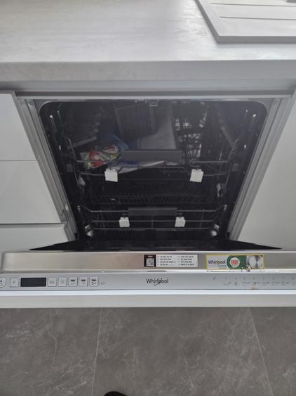 Apartament cu 3 camere decomandat în Tractorul