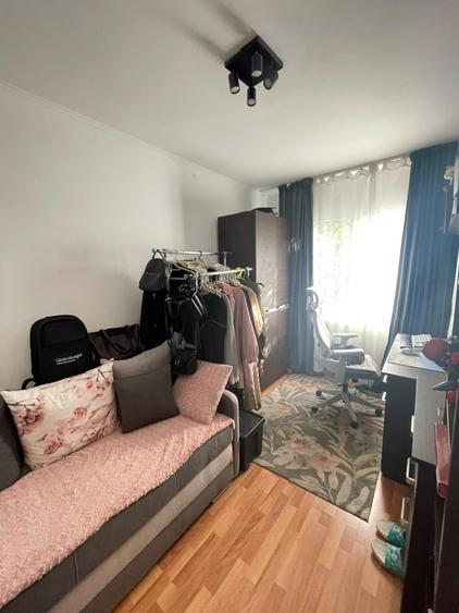 Apartament cu 3 camere nedecomandat, mobilat în Podu Roș