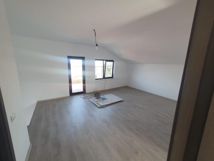 Casă cu 5 camere cu Teren 160 Mp în Est