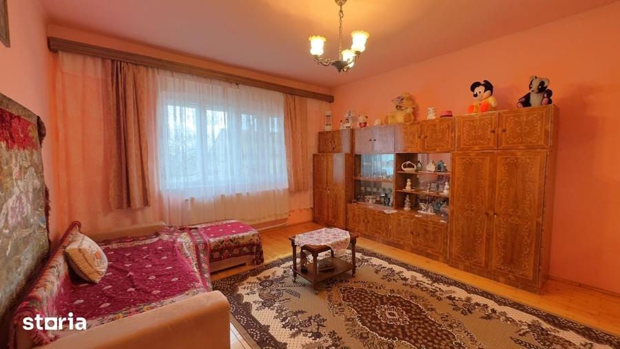 Casă cu 7 camere cu Teren 4620 Mp în Central