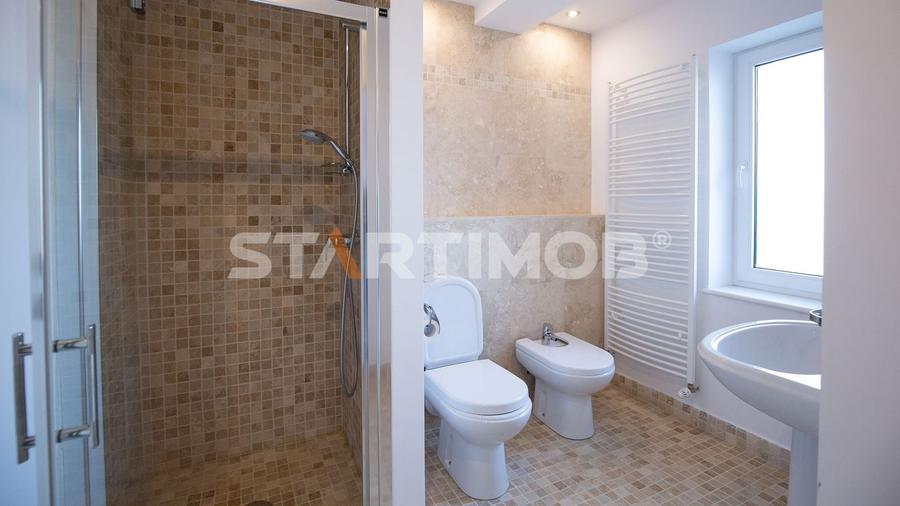 Casă individuală cu 5 camere cu Canalizare în Noua