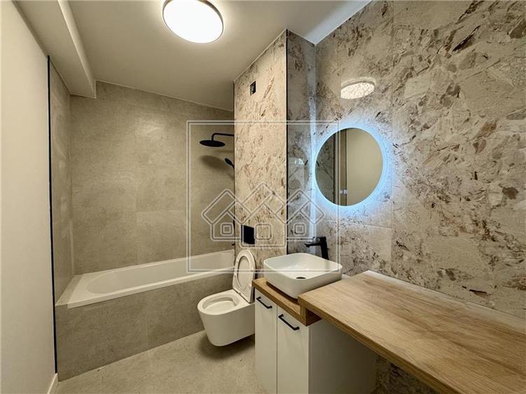 Penthouse cu 3 camere semidecomandat în Exterior Vest