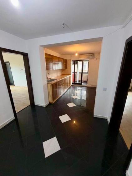 Apartament cu 4 camere semidecomandat în Crângași