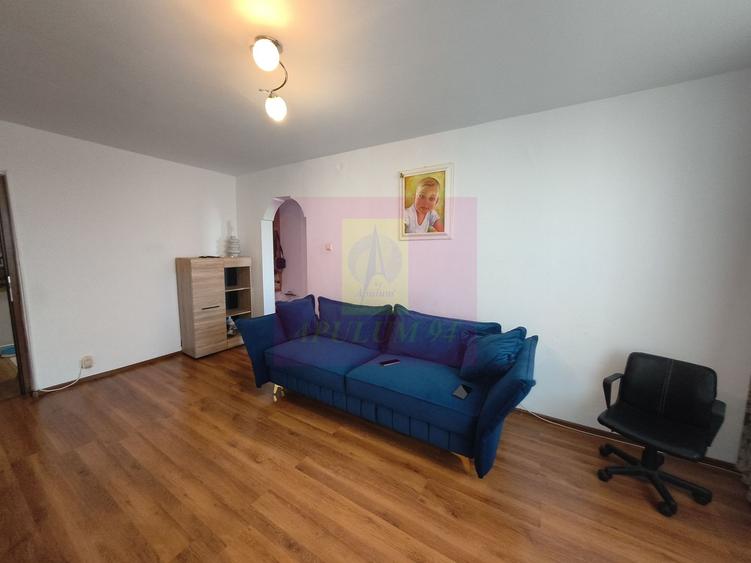 Apartament cu 4 camere semidecomandat, mobilat în P-ța Reșița