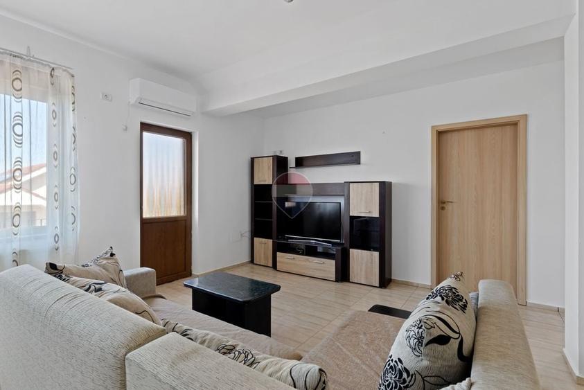 Apartament cu 3 camere decomandat, mobilat în Intim
