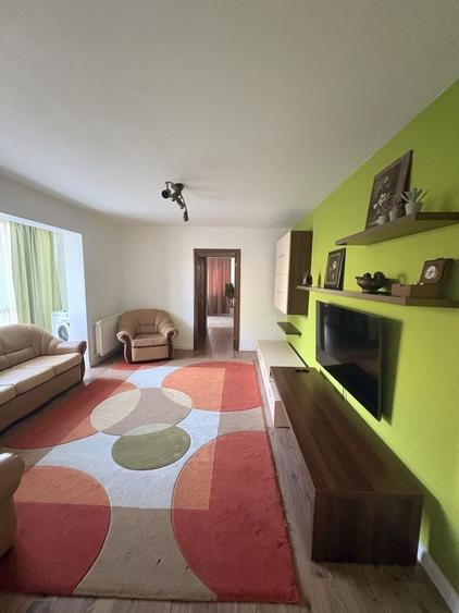 Apartament cu 3 camere semidecomandat în Central