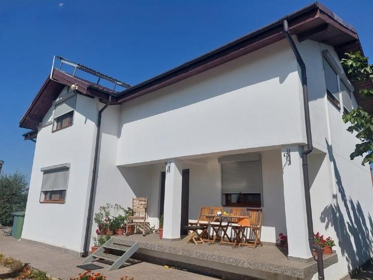 Casă individuală cu 5 camere cu Teren 10000 Mp în Colina