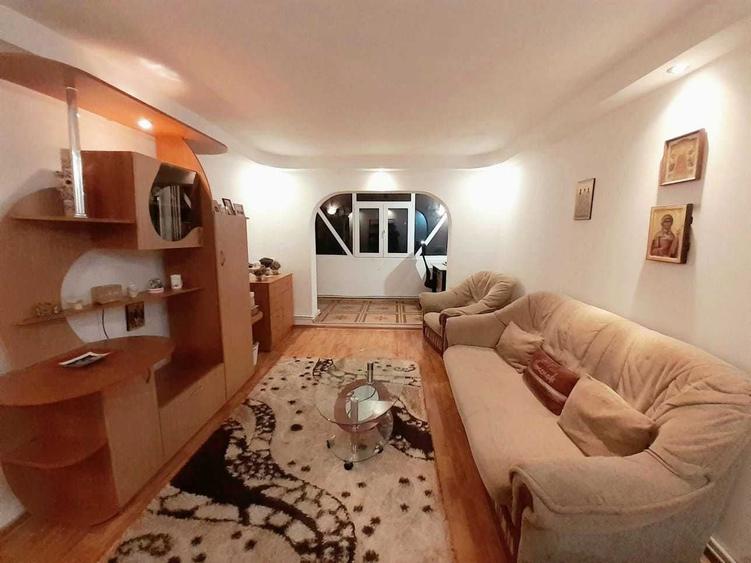 Apartament cu 3 camere decomandat în Berca