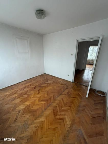 Apartament cu 3 camere semidecomandat în Punctele Cardinale