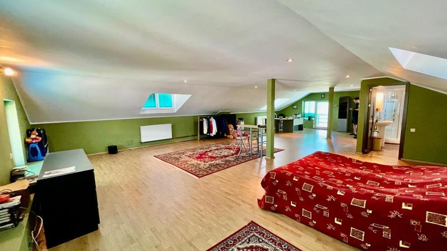 Casă individuală cu 8 camere cu Garaj în Valea Ursului
