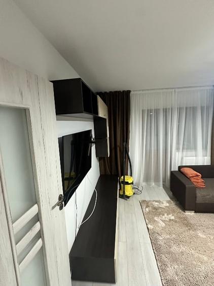 Apartament cu 4 camere decomandat, mobilat în Sebastian
